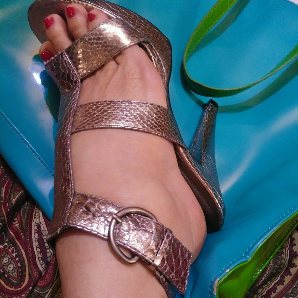 Elegant silver metalik snack like material hi heal
